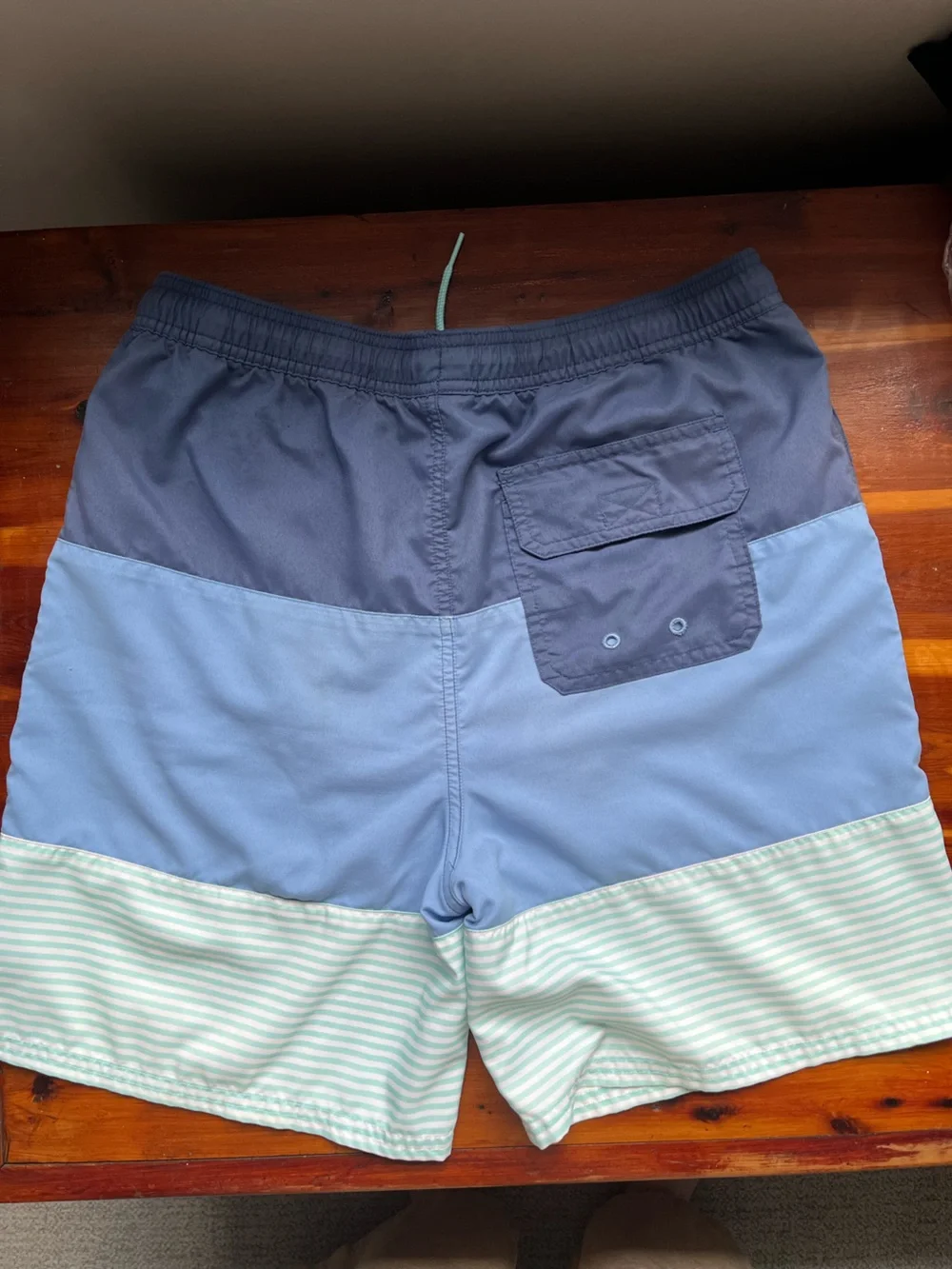 Vineyard Vines Boy’s Colorblock Blue Swim Shorts-XL (18)
